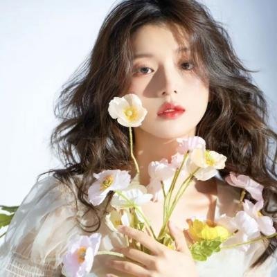 葡萄架下的女神